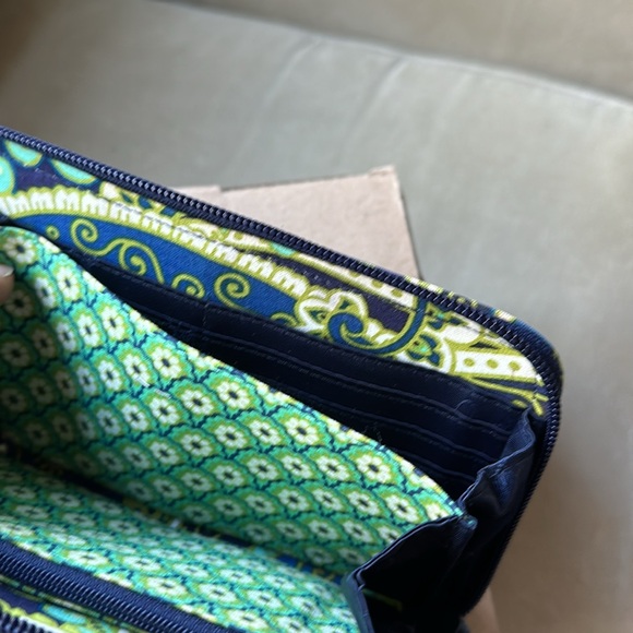 Vera Bradley- Rhythm and Blues (retired in 2011) zip accordion wallet - Picture 5 of 6